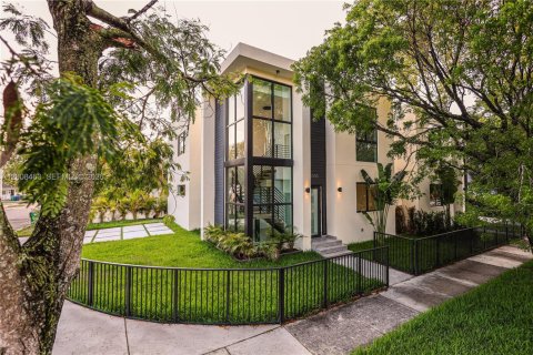 Villa ou maison à vendre à Miami, Floride: 4 chambres № 2074261 - photo 2