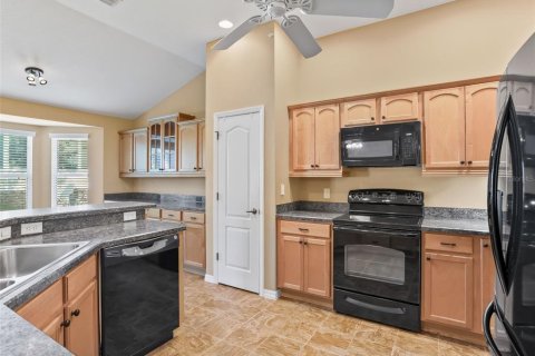 House in The Villages, Florida 3 bedrooms, 160.16 sq.m. № 1904911 - photo 11