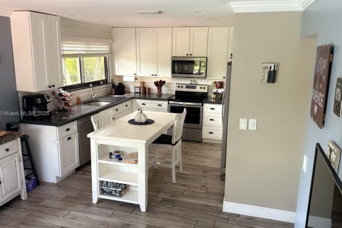 House in Deerfield Beach, Florida 3 bedrooms, 177.63 sq.m. № 1952867 - photo 11