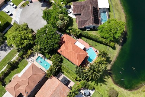 House in Deerfield Beach, Florida 3 bedrooms, 177.63 sq.m. № 1952867 - photo 2