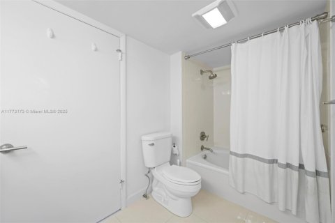 Condo in Fort Lauderdale, Florida, 1 bedroom  № 1692958 - photo 19