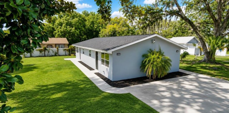 Immobilier commercial à Kissimmee, Floride 4 chambres, 139.35 m2 № 2206695