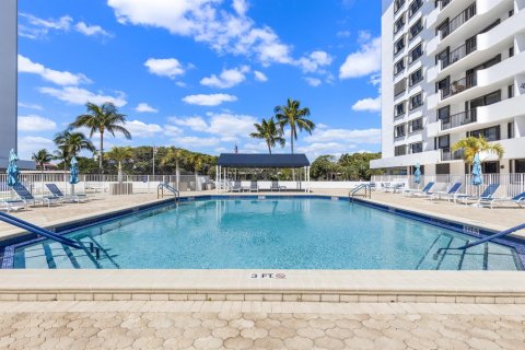Condo in North Palm Beach, Florida, 2 bedrooms  № 2244619 - photo 6