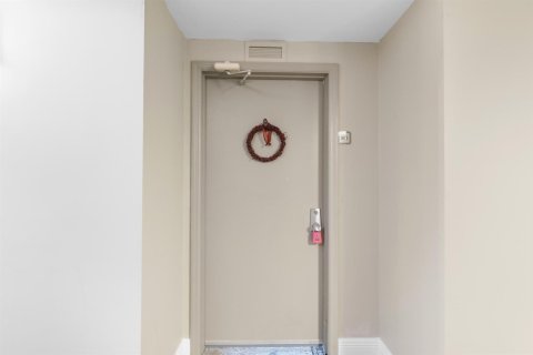 Condo in North Palm Beach, Florida, 2 bedrooms  № 2244619 - photo 14