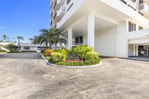 Condo in North Palm Beach, Florida, 2 bedrooms  № 2244619 - photo 7