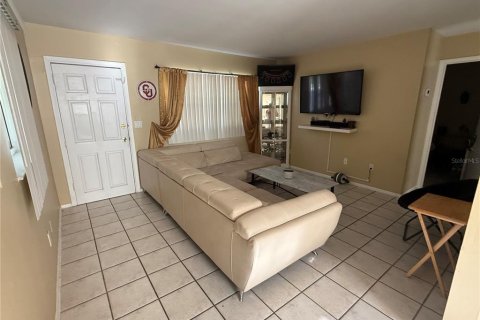 Commercial property in Saint Petersburg, Florida 4 bedrooms, 120.4 sq.m. № 1884101 - photo 14