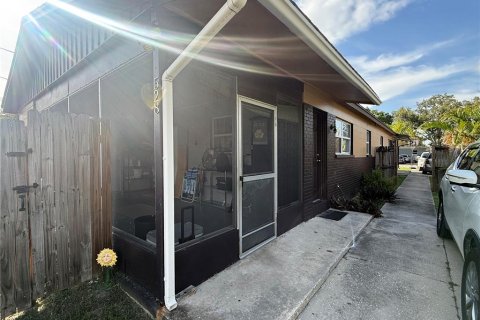 Commercial property in Saint Petersburg, Florida 4 bedrooms, 120.4 sq.m. № 1884101 - photo 2