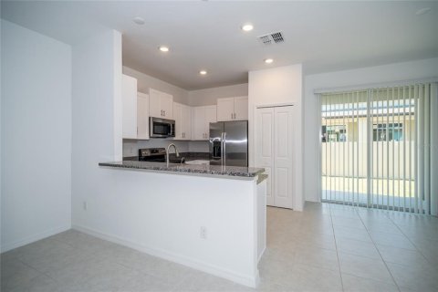 Touwnhouse à louer à San Antonio, Floride: 3 chambres, 154.78 m2 № 2425445 - photo 8