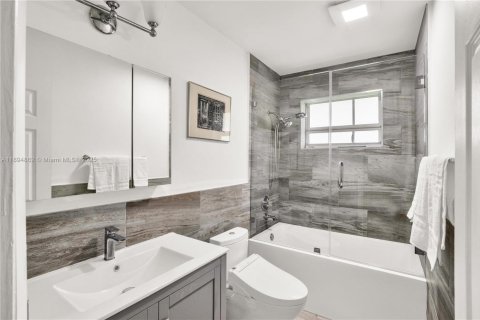 Villa ou maison à vendre à Coral Gables, Floride: 2 chambres, 128.39 m2 № 1955021 - photo 16