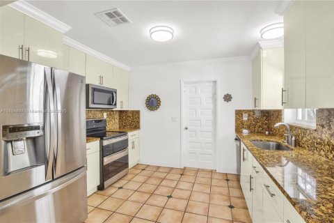 Villa ou maison à vendre à Coral Gables, Floride: 2 chambres, 128.39 m2 № 1955021 - photo 10