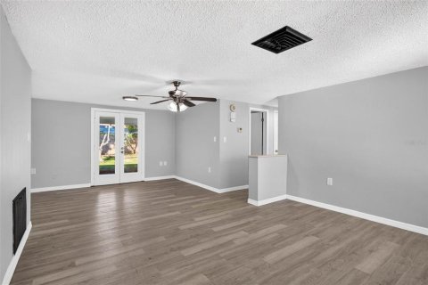 Villa ou maison à louer à Port Richey, Floride: 3 chambres, 91.6 m2 № 2425498 - photo 4