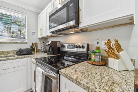 House in Temple Terrace, Florida 5 bedrooms, 209.12 sq.m. № 2217693 - photo 7