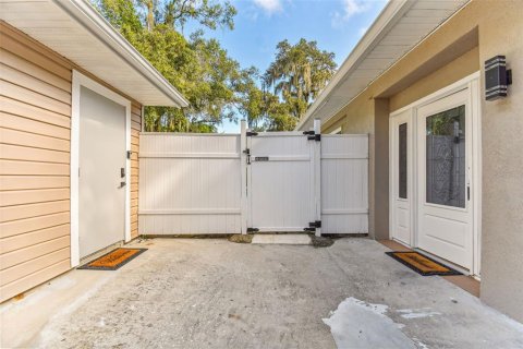 House in Temple Terrace, Florida 5 bedrooms, 209.12 sq.m. № 2217693 - photo 8
