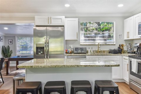 House in Temple Terrace, Florida 5 bedrooms, 209.12 sq.m. № 2217693 - photo 22