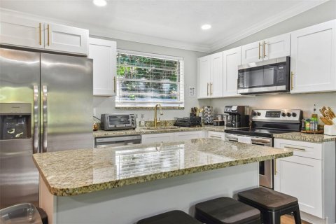 House in Temple Terrace, Florida 5 bedrooms, 209.12 sq.m. № 2217693 - photo 24