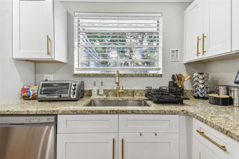 House in Temple Terrace, Florida 5 bedrooms, 209.12 sq.m. № 2217693 - photo 27
