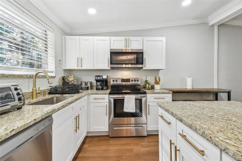 House in Temple Terrace, Florida 5 bedrooms, 209.12 sq.m. № 2217693 - photo 26