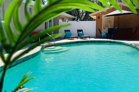 House in Temple Terrace, Florida 5 bedrooms, 209.12 sq.m. № 2217693 - photo 2