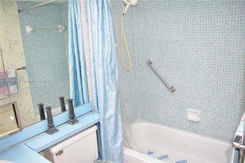 Condo in Sunrise, Florida, 2 bedrooms  № 1981456 - photo 23