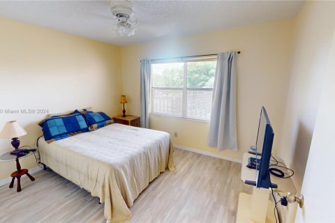 Condo in Sunrise, Florida, 2 bedrooms  № 1981456 - photo 16