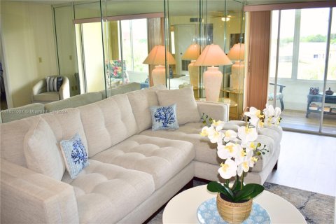 Condo in Sunrise, Florida, 2 bedrooms  № 1981456 - photo 4