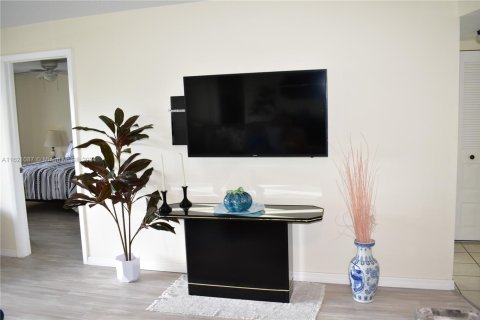 Condo in Sunrise, Florida, 2 bedrooms  № 1981456 - photo 9