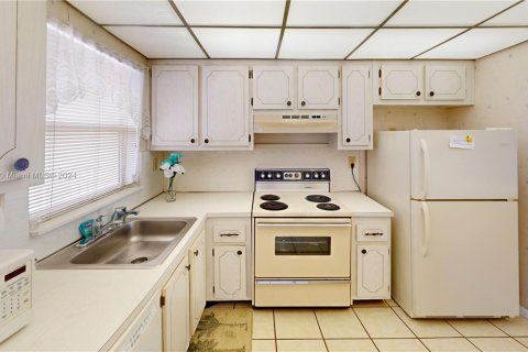 Condo in Sunrise, Florida, 2 bedrooms  № 1981456 - photo 12