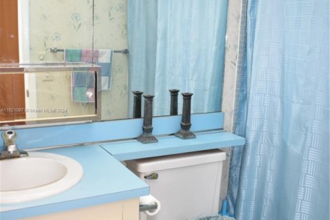 Condo in Sunrise, Florida, 2 bedrooms  № 1981456 - photo 22