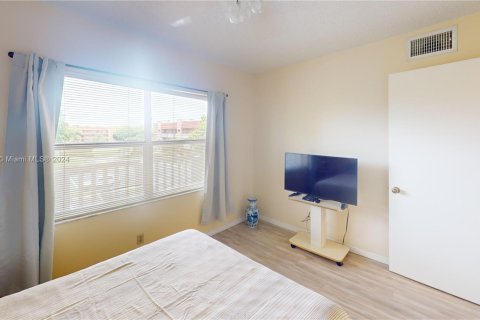 Condo in Sunrise, Florida, 2 bedrooms  № 1981456 - photo 20