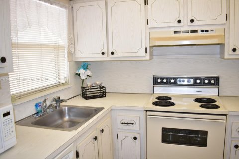 Condo in Sunrise, Florida, 2 bedrooms  № 1981456 - photo 13