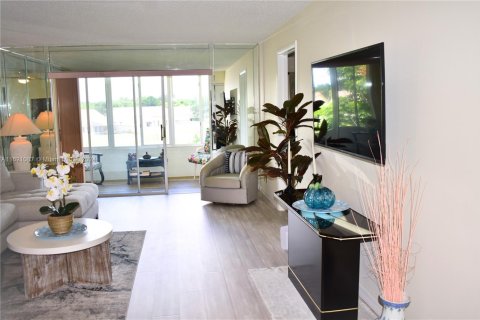 Condo in Sunrise, Florida, 2 bedrooms  № 1981456 - photo 2