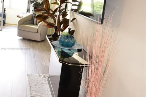 Condo in Sunrise, Florida, 2 bedrooms  № 1981456 - photo 8