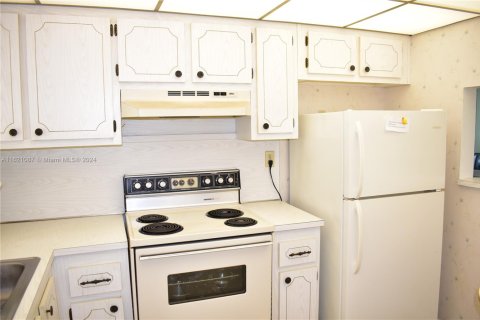 Condo in Sunrise, Florida, 2 bedrooms  № 1981456 - photo 15