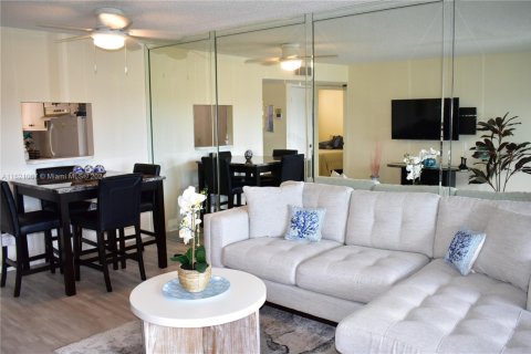 Condo in Sunrise, Florida, 2 bedrooms  № 1981456 - photo 3