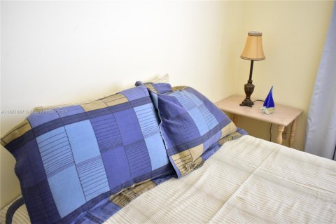 Condo in Sunrise, Florida, 2 bedrooms  № 1981456 - photo 19