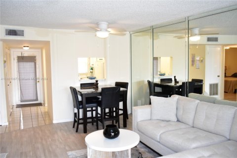 Condo in Sunrise, Florida, 2 bedrooms  № 1981456 - photo 6