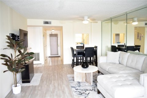 Condo in Sunrise, Florida, 2 bedrooms  № 1981456 - photo 5