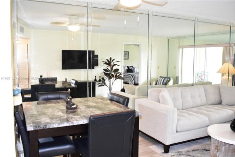 Condo in Sunrise, Florida, 2 bedrooms  № 1981456 - photo 10