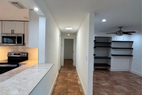 House in Hollywood, Florida 3 bedrooms, 97.08 sq.m. № 1969099 - photo 17