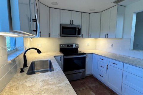 House in Hollywood, Florida 3 bedrooms, 97.08 sq.m. № 1969099 - photo 12