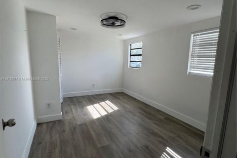 House in Hollywood, Florida 3 bedrooms, 97.08 sq.m. № 1969099 - photo 25