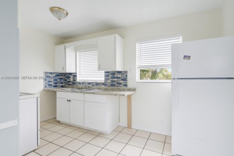House in Fort Lauderdale, Florida 2 bedrooms, 875.42 sq.m. № 2188470 - photo 3