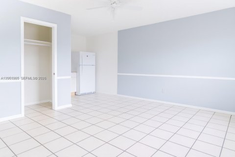 House in Fort Lauderdale, Florida 2 bedrooms, 875.42 sq.m. № 2188470