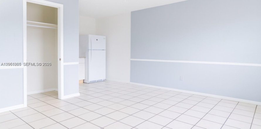 House in Fort Lauderdale, Florida 2 bedrooms, 875.42 sq.m. № 2188470