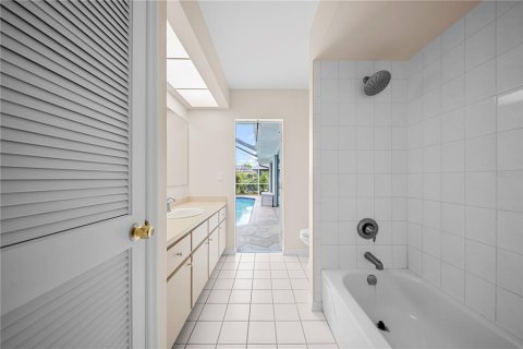 Casa en venta en Cape Coral, Florida, 4 dormitorios, 206.34 m2 № 1767352 - foto 29
