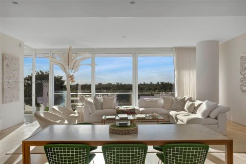 Condominio en alquiler en Surfside, Florida, 2 dormitorios, 188.03 m2 № 1934105 - foto 1