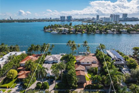 Casa en Miami Beach, Florida 10 dormitorios № 1947765