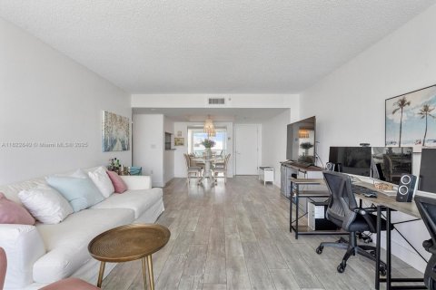 Condominio en alquiler en Hallandale Beach, Florida, 3 dormitorios, 191.84 m2 № 1788369 - foto 7