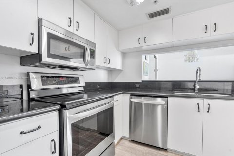 Condominio en alquiler en Hallandale Beach, Florida, 3 dormitorios, 191.84 m2 № 1788369 - foto 12