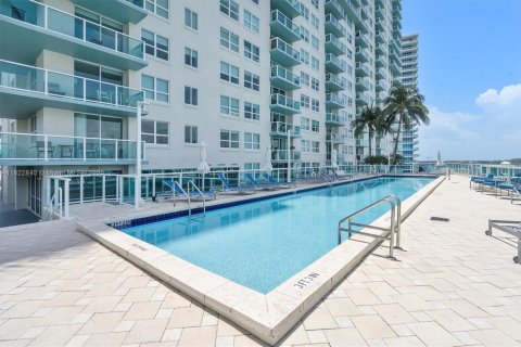 Condominio en alquiler en Hallandale Beach, Florida, 3 dormitorios, 191.84 m2 № 1788369 - foto 24